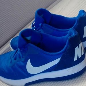 Women's Nike athletic shoes size us 8.5 blue and white pre-owned gently worn